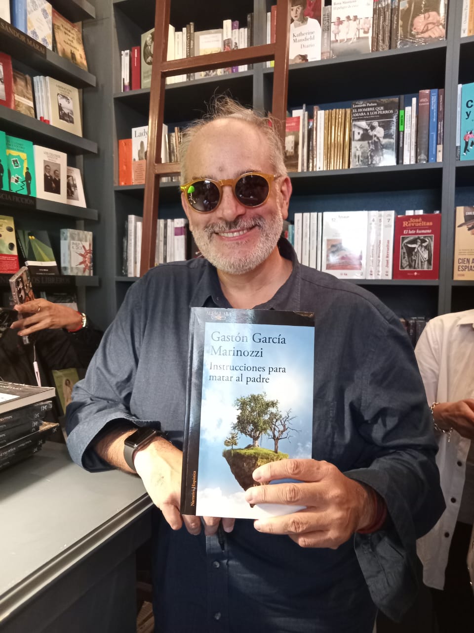 Gastón García Marinozzi presenta Instrucciones para matar al padre en la librería Sándor&nbsp;Márai