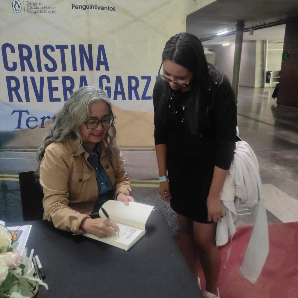 Cristina Rivera Garza firma ejemplares de ‘Terrestre’ en la Biblioteca&nbsp;Vasconcelos