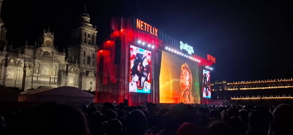 Juan Gabriel reúne a casi 200 mil en el Zócalo nos recuerda “El México que se nos&nbsp;fue”