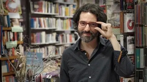 Material de Lectura reúne 25 años de poesía de Andrés Neuman